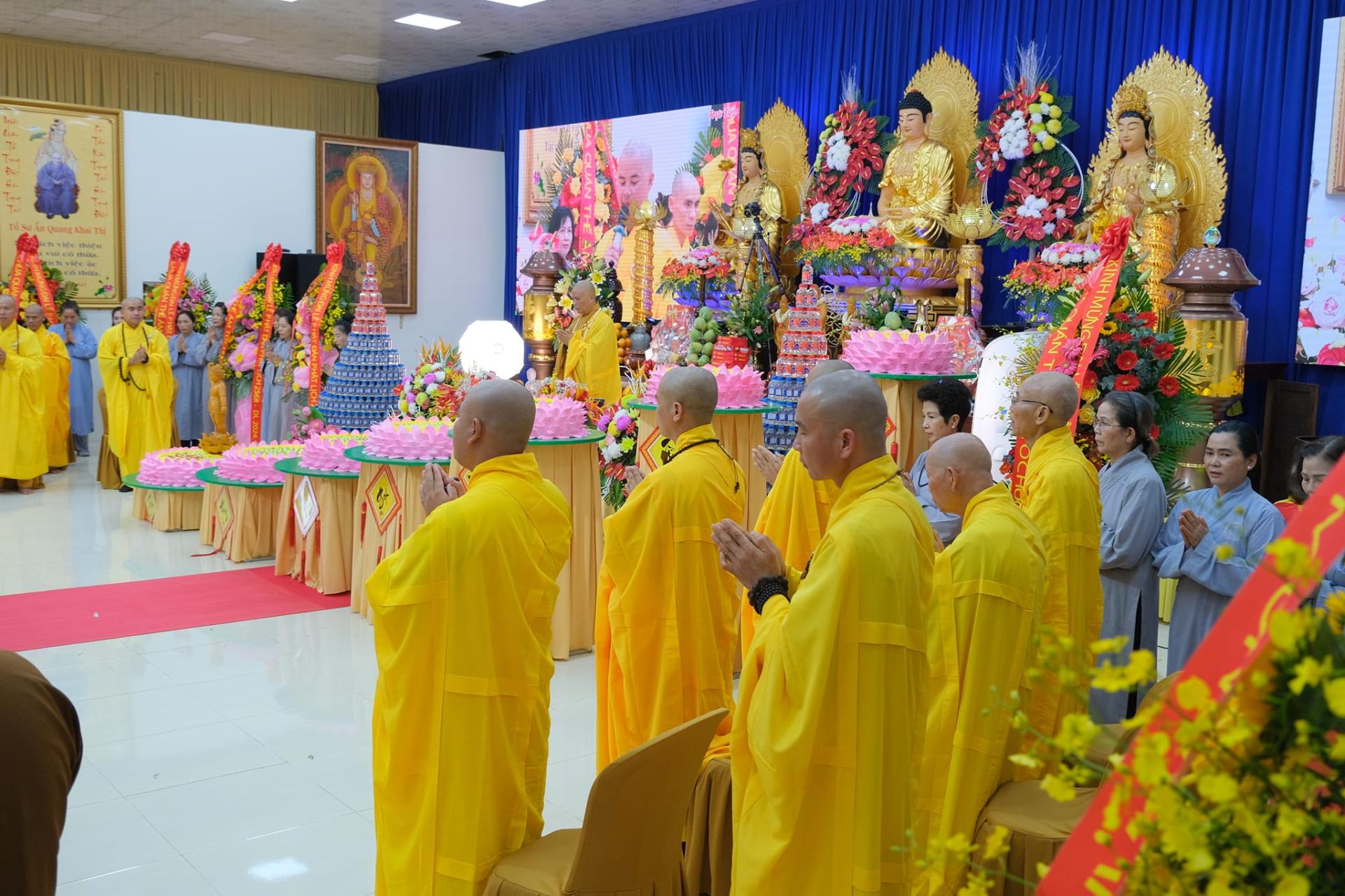 giang-phap-buoi-phat-dan-ngay-19-5-2024-ngay-12-4-giap-thin-chua-quan-the-am-duc-trong-lam-dong-25.jpg