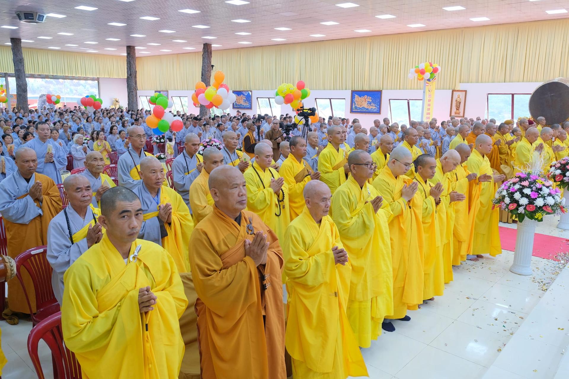 giang-phap-buoi-phat-dan-ngay-19-5-2024-ngay-12-4-giap-thin-chua-quan-the-am-duc-trong-lam-dong-27.jpg