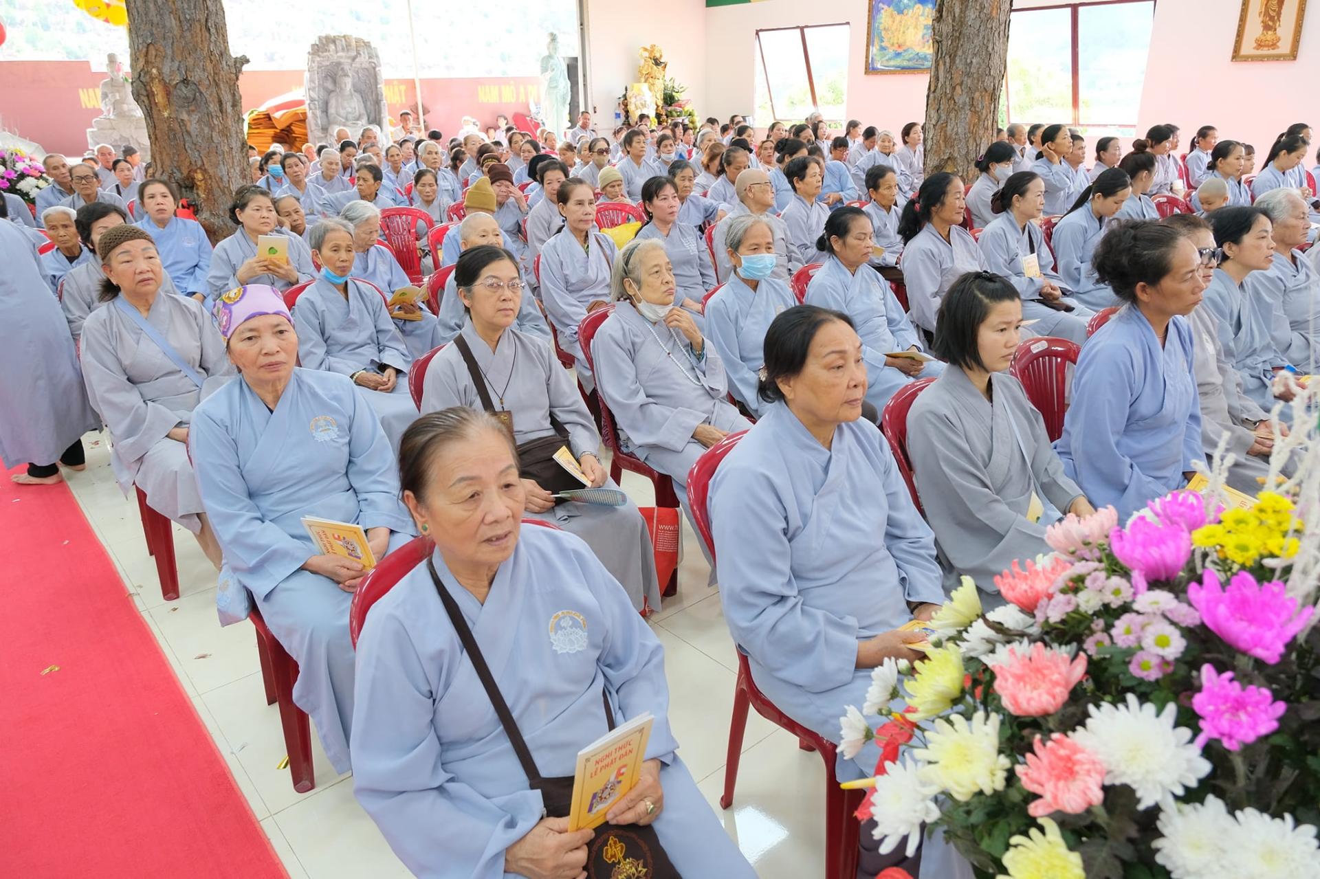 giang-phap-buoi-phat-dan-ngay-19-5-2024-ngay-12-4-giap-thin-chua-quan-the-am-duc-trong-lam-dong-35.jpg