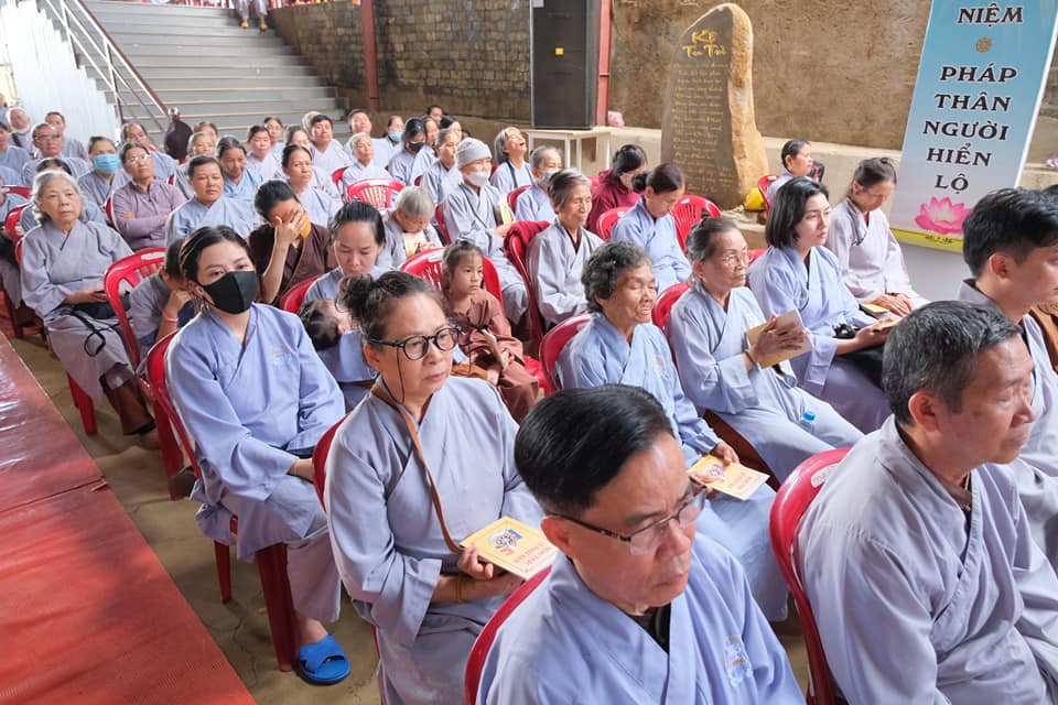 giang-phap-buoi-phat-dan-ngay-19-5-2024-ngay-12-4-giap-thin-chua-quan-the-am-duc-trong-lam-dong-56.jpg
