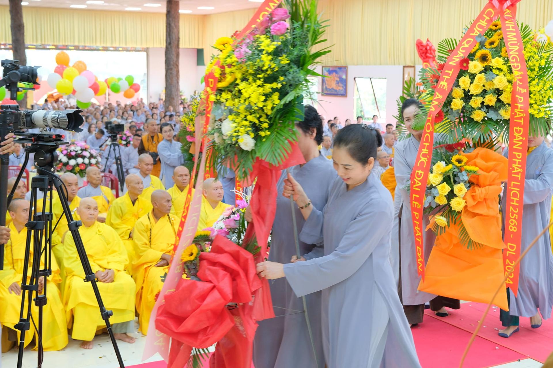 giang-phap-buoi-phat-dan-ngay-19-5-2024-ngay-12-4-giap-thin-chua-quan-the-am-duc-trong-lam-dong-68.jpg