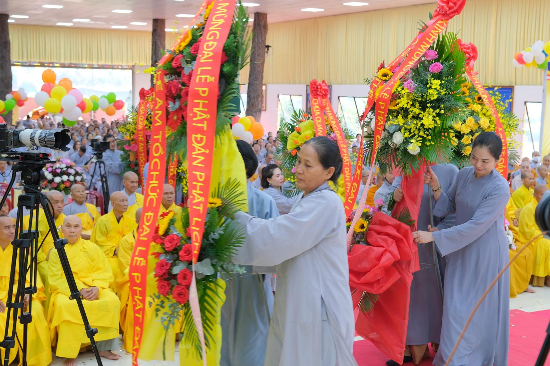 giang-phap-buoi-phat-dan-ngay-19-5-2024-ngay-12-4-giap-thin-chua-quan-the-am-duc-trong-lam-dong-69.jpg