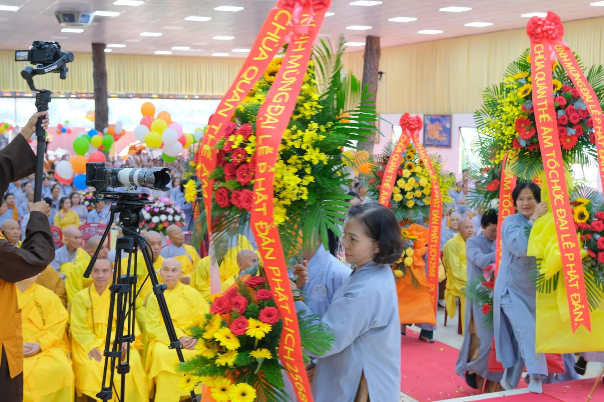 giang-phap-buoi-phat-dan-ngay-19-5-2024-ngay-12-4-giap-thin-chua-quan-the-am-duc-trong-lam-dong-70.jpg