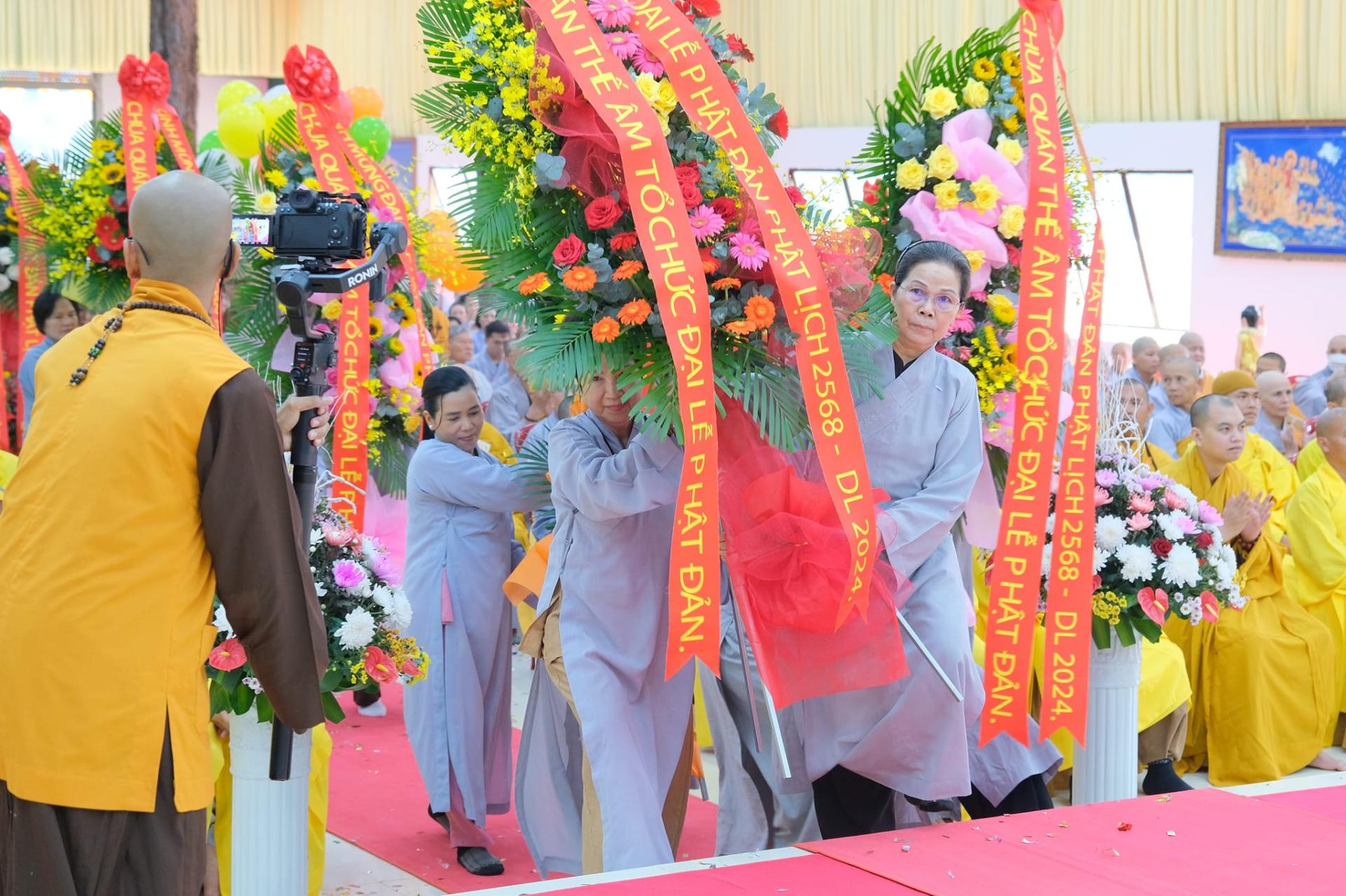 giang-phap-buoi-phat-dan-ngay-19-5-2024-ngay-12-4-giap-thin-chua-quan-the-am-duc-trong-lam-dong-71.jpg