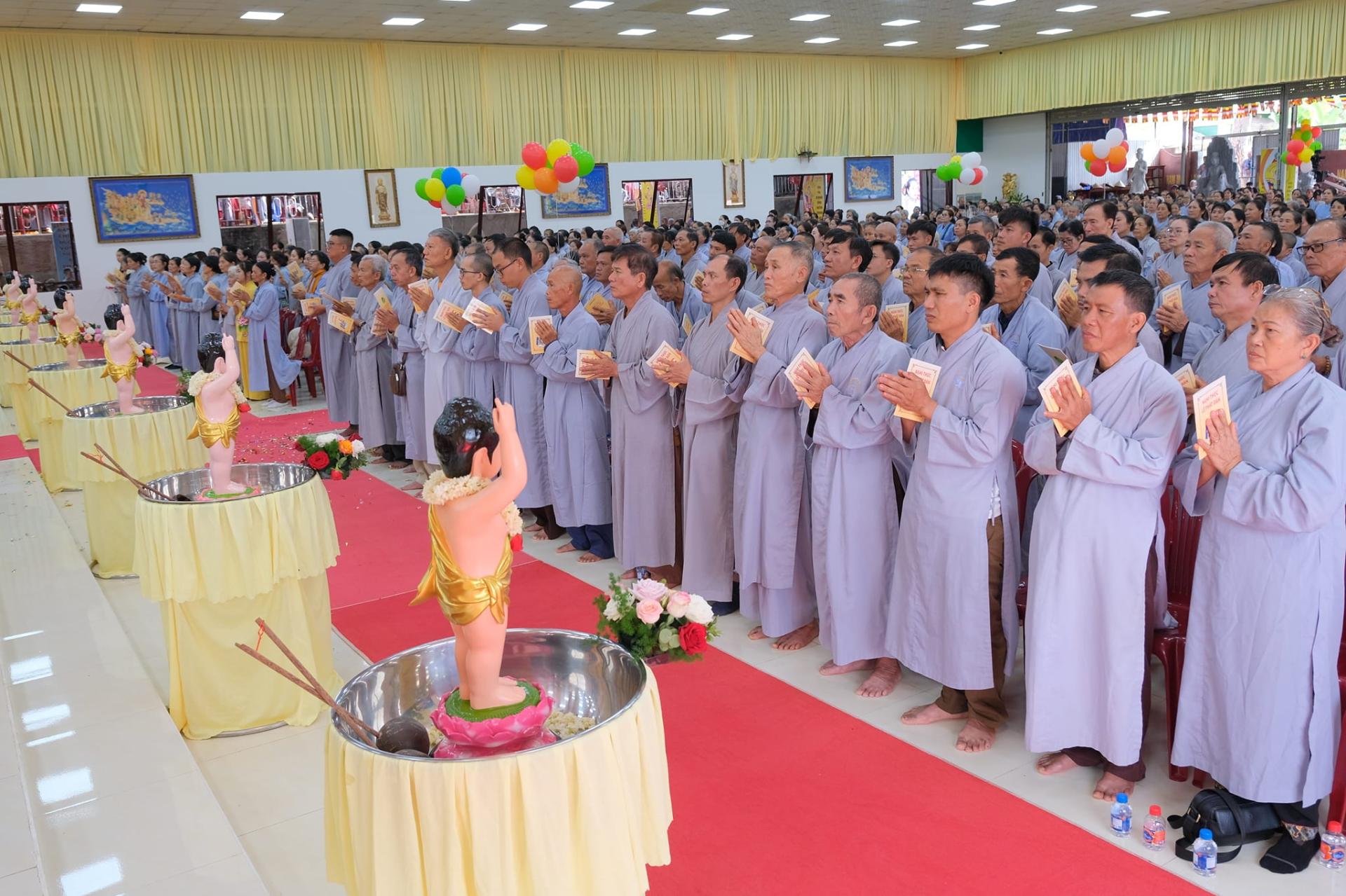 giang-phap-buoi-phat-dan-ngay-19-5-2024-ngay-12-4-giap-thin-chua-quan-the-am-duc-trong-lam-dong-73.jpg