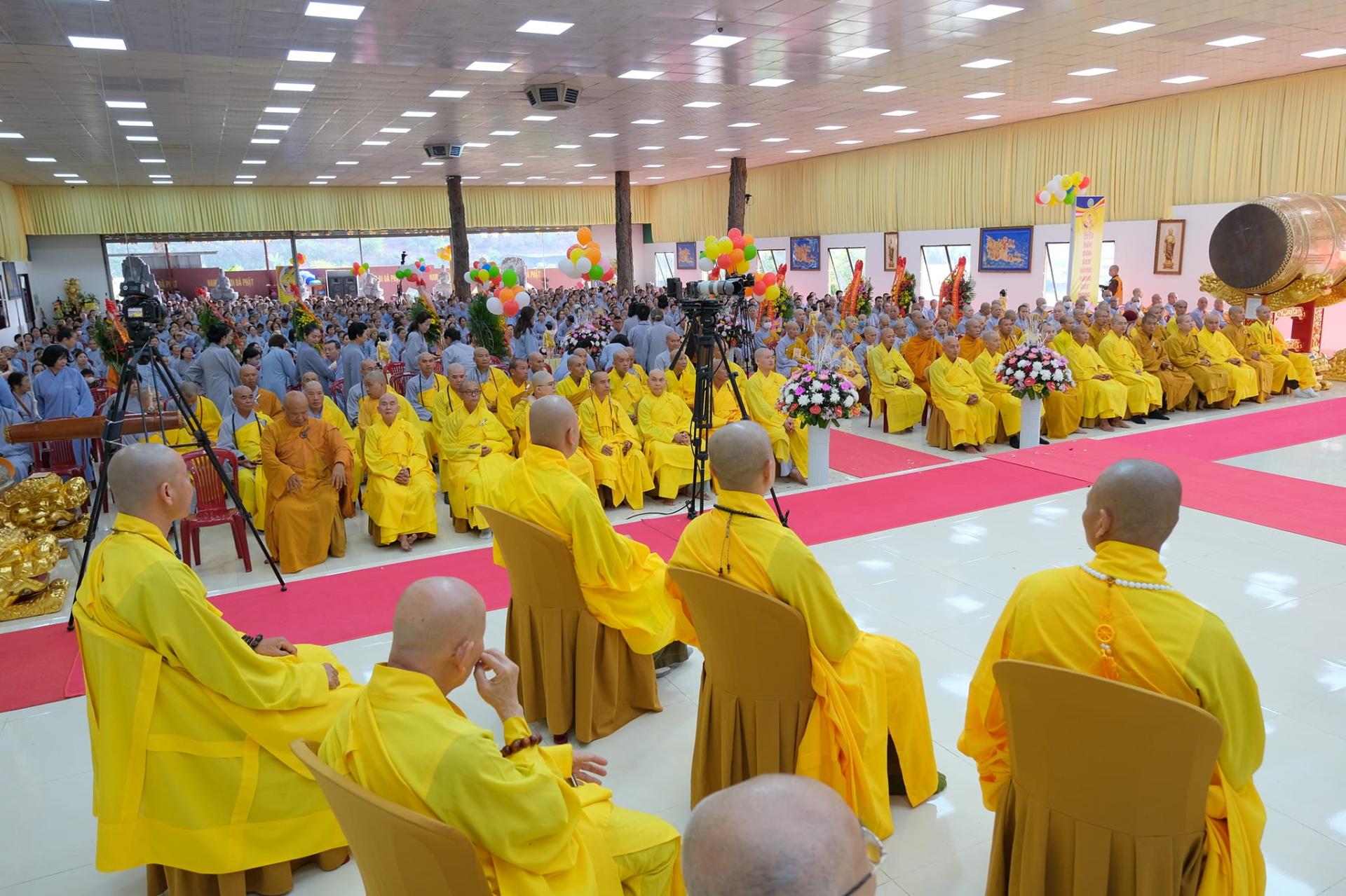 giang-phap-buoi-phat-dan-ngay-19-5-2024-ngay-12-4-giap-thin-chua-quan-the-am-duc-trong-lam-dong-74.jpg