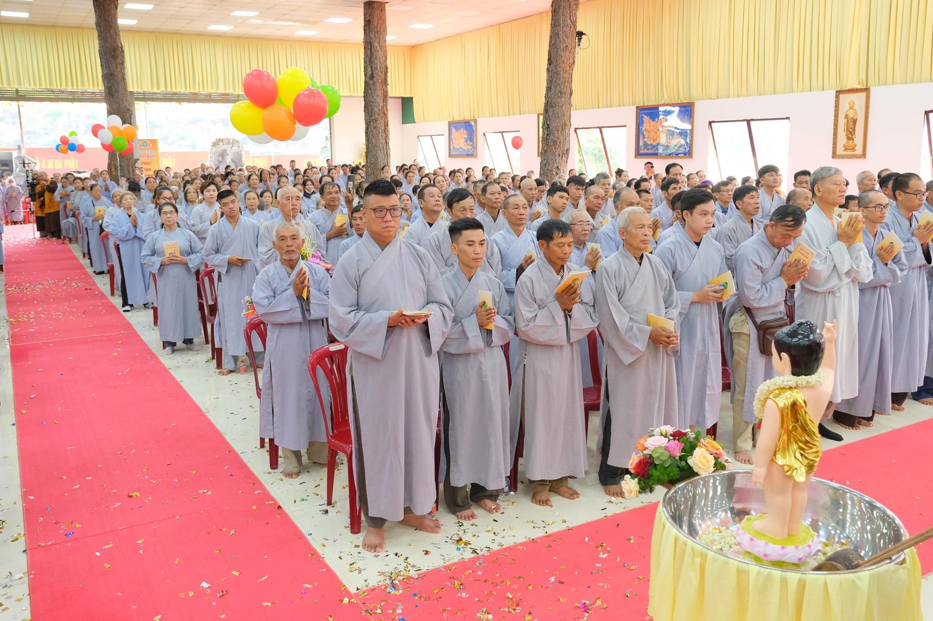 giang-phap-buoi-phat-dan-ngay-19-5-2024-ngay-12-4-giap-thin-chua-quan-the-am-duc-trong-lam-dong-8.jpg