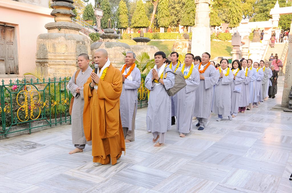 hanh-huong-chiem-bai-thanh-tich-an-do-chua-quan-the-am-duc-trong-lam-dong-17.jpg