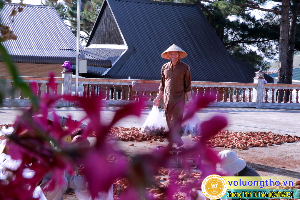 hinh-anh-bat-dau-chuyen-di-tu-thien-tai-mien-trung-ngay-09-11-2020-chua-quan-the-am-duc-trong-lam-dong-16.jpg