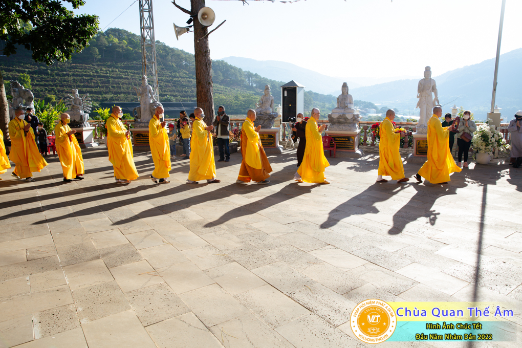 hinh-anh-chuc-tet-dau-nam-nham-dan-2022-chua-quan-the-am-duc-trong-lam-dong-14.jpg