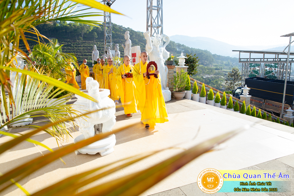 hinh-anh-chuc-tet-dau-nam-nham-dan-2022-chua-quan-the-am-duc-trong-lam-dong-15.jpg