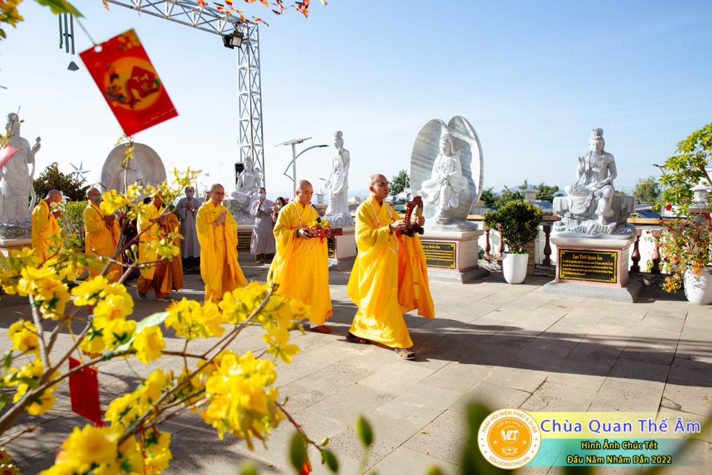 hinh-anh-chuc-tet-dau-nam-nham-dan-2022-chua-quan-the-am-duc-trong-lam-dong-16.jpg