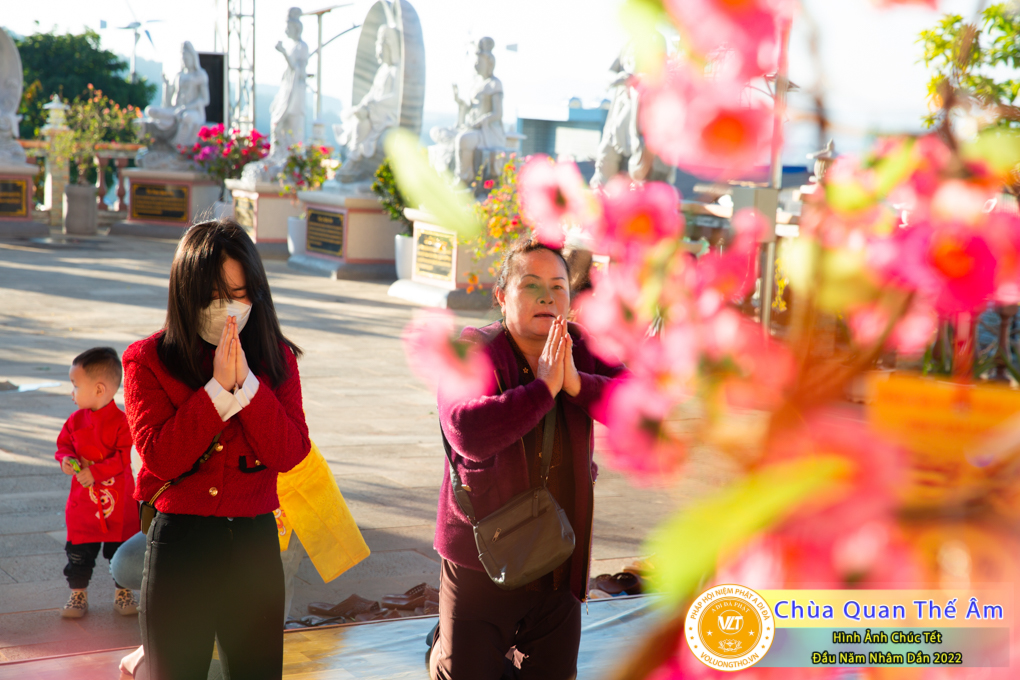 hinh-anh-chuc-tet-dau-nam-nham-dan-2022-chua-quan-the-am-duc-trong-lam-dong-4.jpg