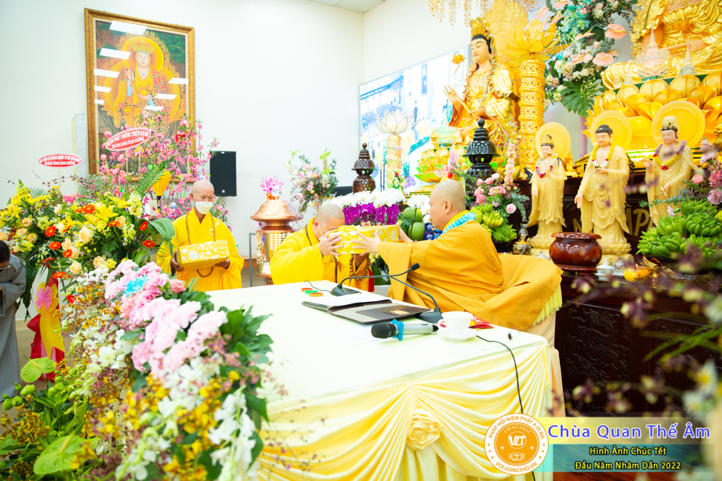hinh-anh-chuc-tet-dau-nam-nham-dan-2022-chua-quan-the-am-duc-trong-lam-dong-42.jpg