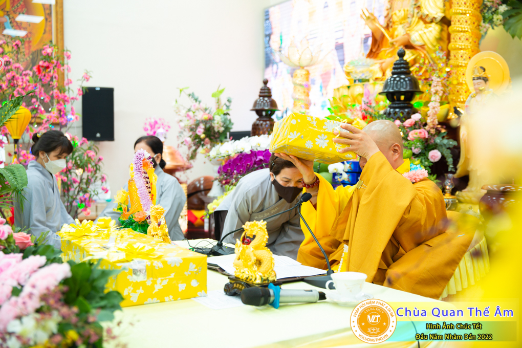 hinh-anh-chuc-tet-dau-nam-nham-dan-2022-chua-quan-the-am-duc-trong-lam-dong-65.jpg