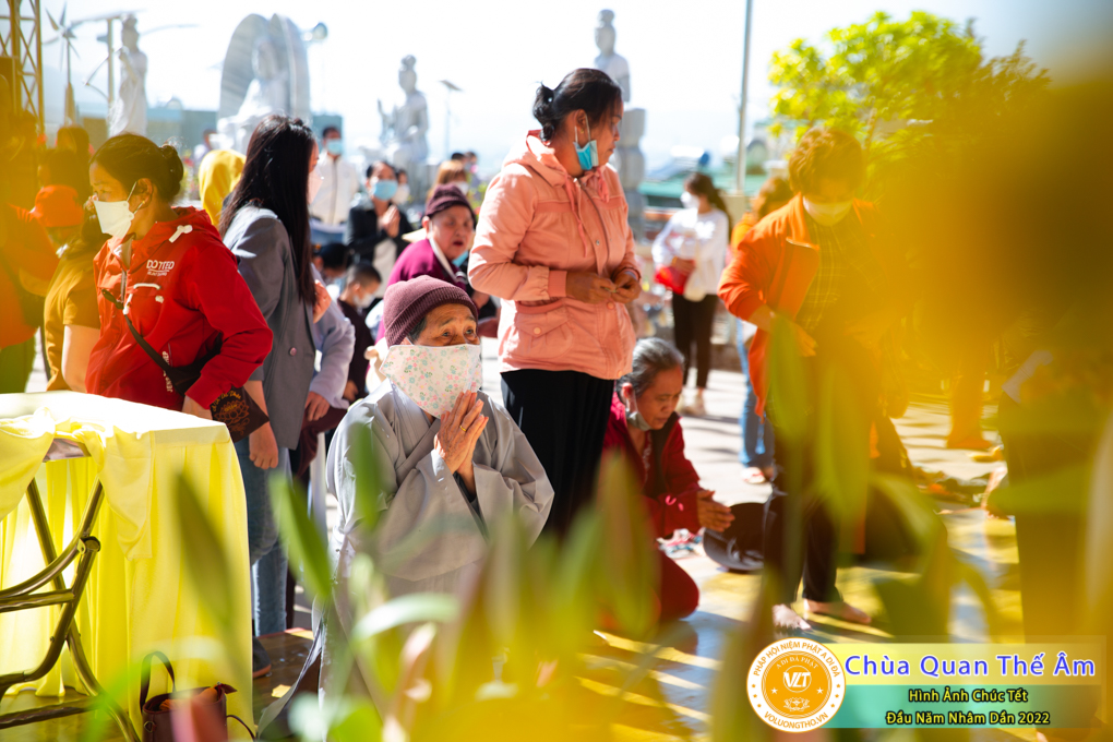 hinh-anh-chuc-tet-dau-nam-nham-dan-2022-chua-quan-the-am-duc-trong-lam-dong-76.jpg