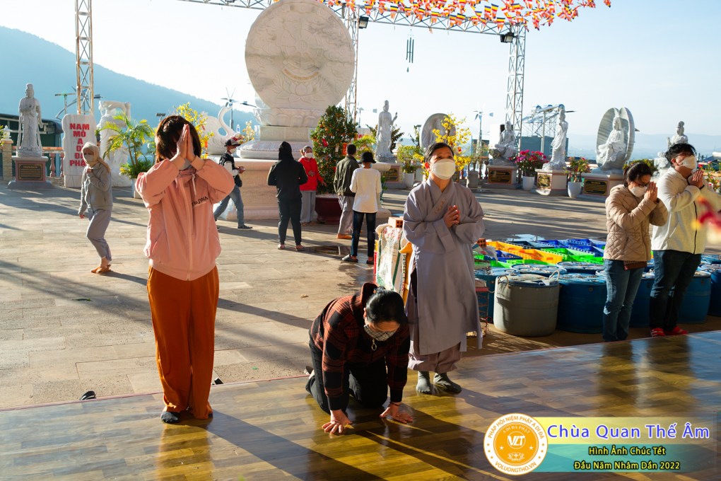 hinh-anh-chuc-tet-dau-nam-nham-dan-2022-chua-quan-the-am-duc-trong-lam-dong-9.jpg