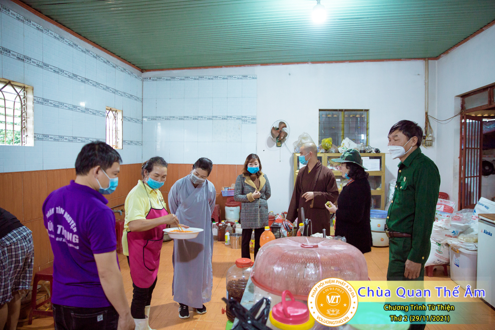 hinh-anh-chuong-trinh-tu-thien-thu-2-ngay-29-11-2021-chua-quan-the-am-duc-trong-lam-dong-10.jpg