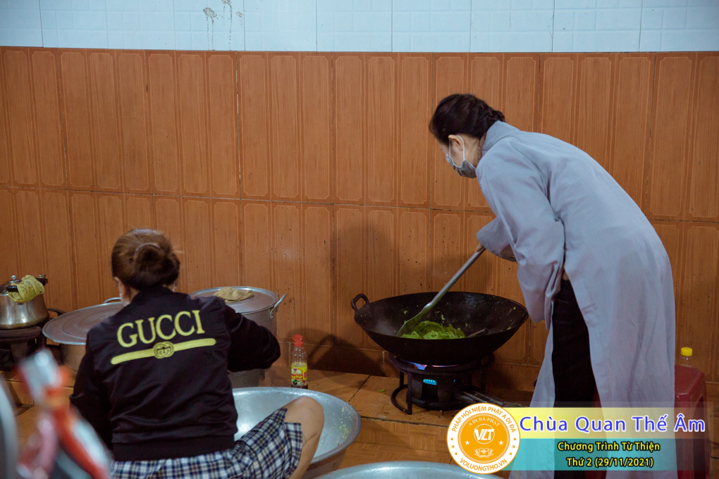 hinh-anh-chuong-trinh-tu-thien-thu-2-ngay-29-11-2021-chua-quan-the-am-duc-trong-lam-dong-5.jpg