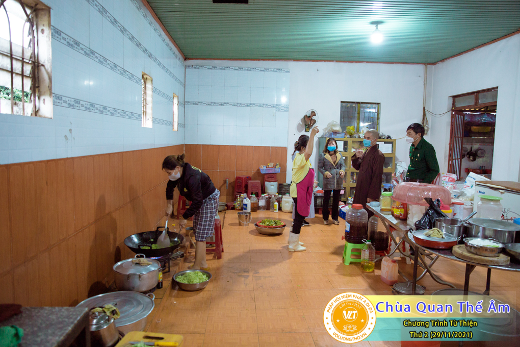 hinh-anh-chuong-trinh-tu-thien-thu-2-ngay-29-11-2021-chua-quan-the-am-duc-trong-lam-dong-8.jpg