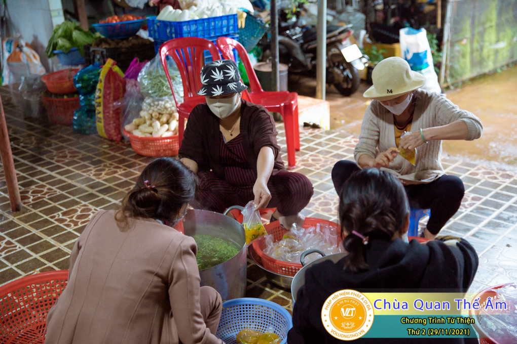 hinh-anh-chuong-trinh-tu-thien-thu-2-ngay-29-11-2021-chua-quan-the-am-duc-trong-lam-dong-9.jpg