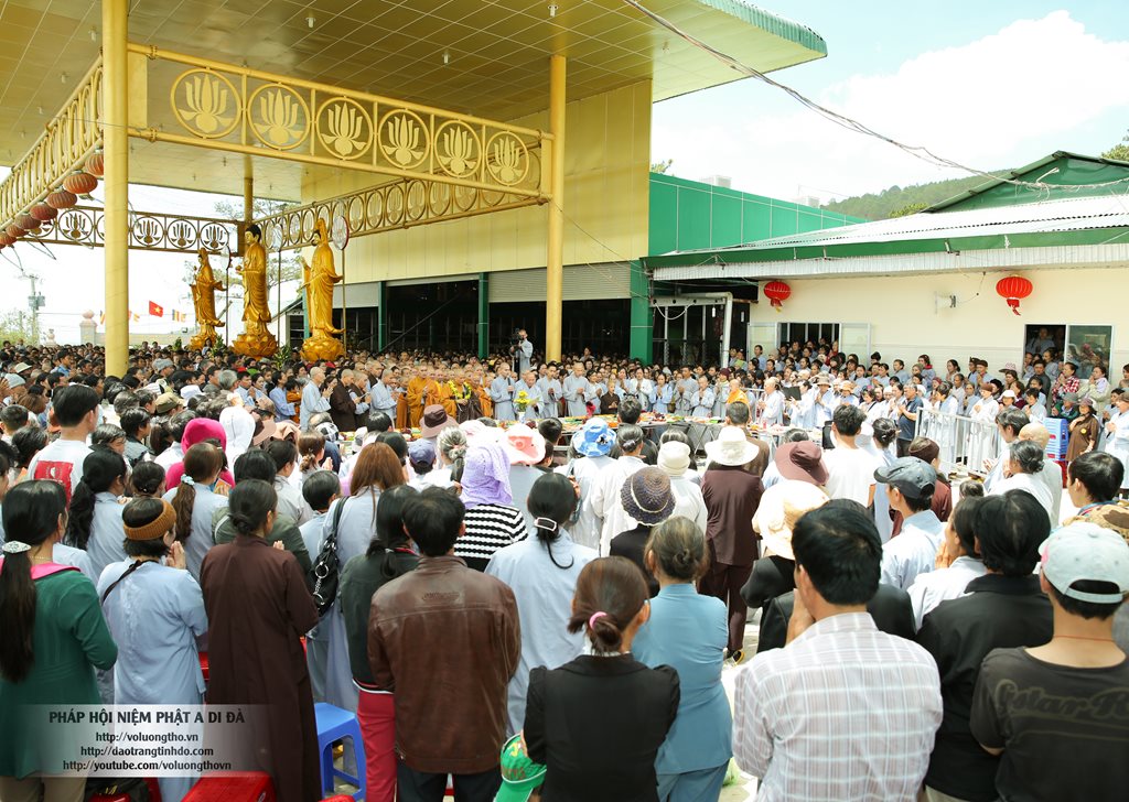 hinh-anh-cong-tu-chu-nhat-3-2014-chua-quan-the-am-duc-trong-lam-dong-20.jpg
