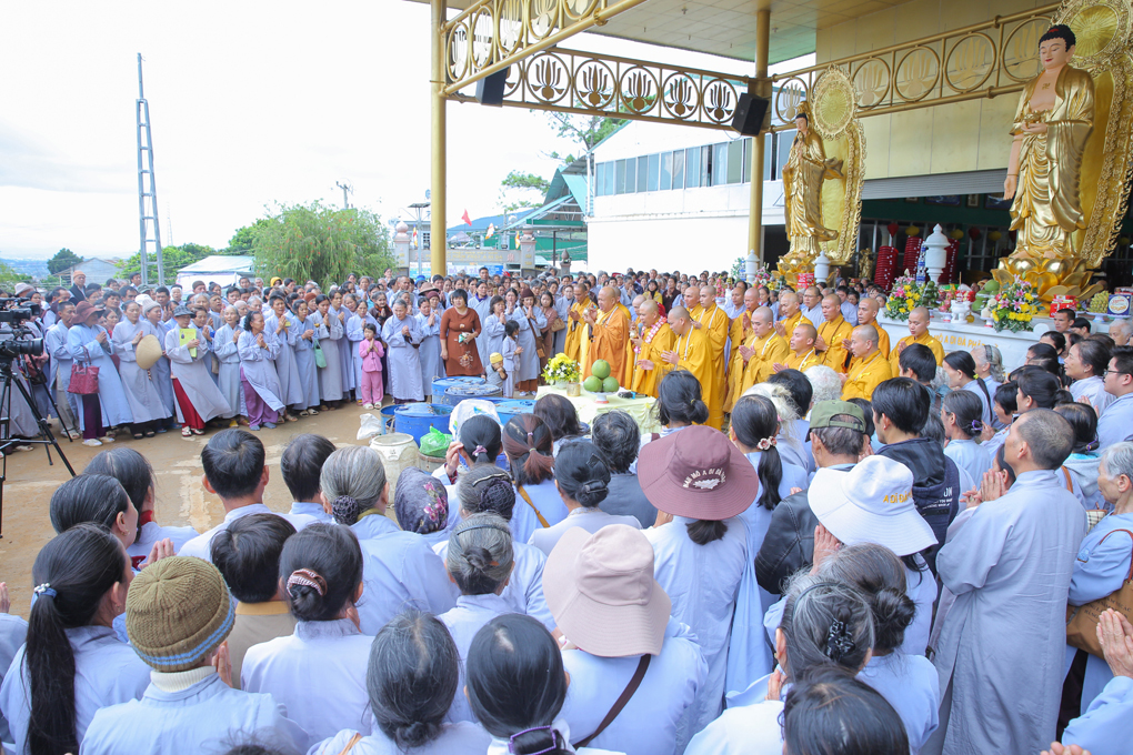 hinh-anh-cong-tu-chu-nhat-ngay-01-09-2019-chua-quan-the-am-duc-trong-lam-dong-30.jpg