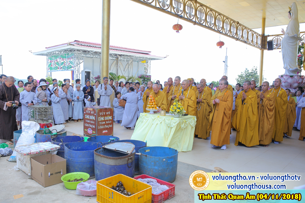 hinh-anh-cong-tu-chu-nhat-ngay-04-11-2018-chua-quan-the-am-duc-trong-lam-dong-20.jpg