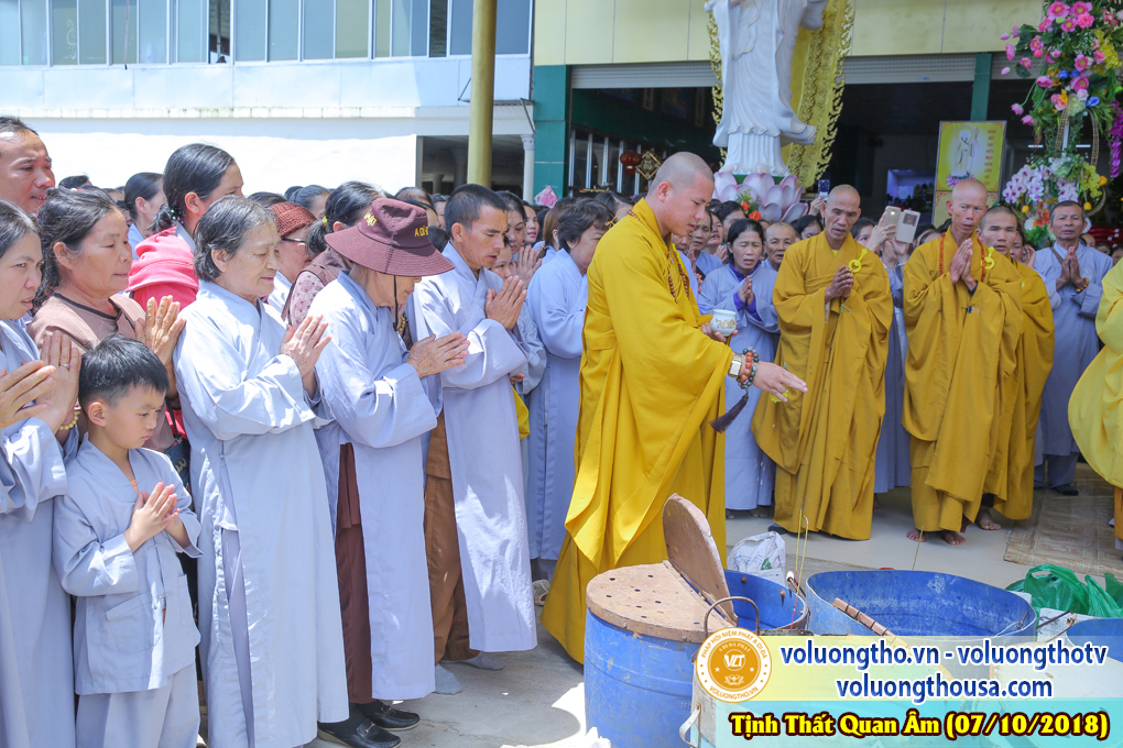 hinh-anh-cong-tu-chu-nhat-ngay-07-10-2018-chua-quan-the-am-duc-trong-lam-dong-26.jpg