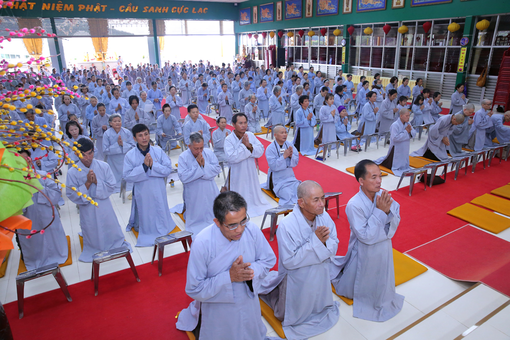 hinh-anh-cong-tu-chu-nhat-ngay-15-11-2020-chua-quan-the-am-duc-trong-lam-dong-3.jpg
