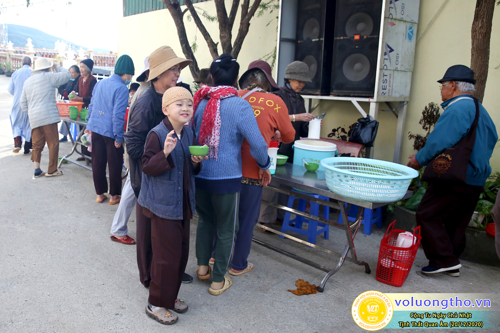hinh-anh-cong-tu-chu-nhat-ngay-20-12-2020-chua-quan-the-am-duc-trong-lam-dong-4.jpg