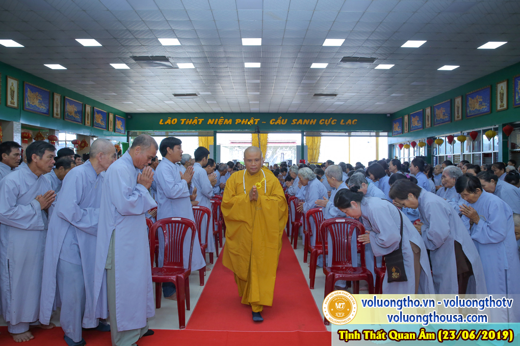 hinh-anh-cong-tu-chu-nhat-ngay-23-06-2019-chua-quan-the-am-duc-trong-lam-dong-12.jpg