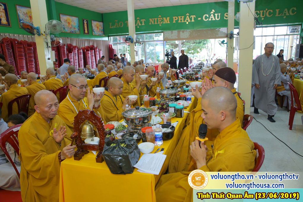 hinh-anh-cong-tu-chu-nhat-ngay-23-06-2019-chua-quan-the-am-duc-trong-lam-dong-26.jpg