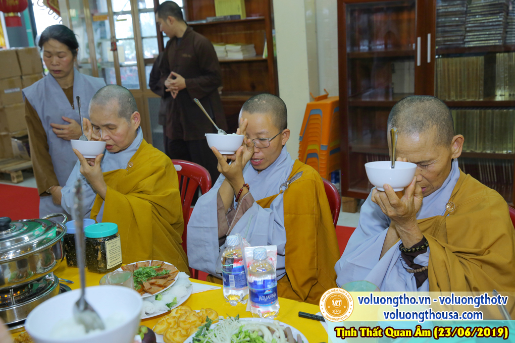 hinh-anh-cong-tu-chu-nhat-ngay-23-06-2019-chua-quan-the-am-duc-trong-lam-dong-27.jpg