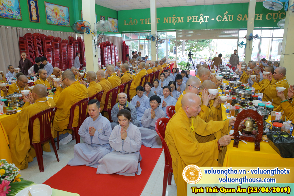 hinh-anh-cong-tu-chu-nhat-ngay-23-06-2019-chua-quan-the-am-duc-trong-lam-dong-29.jpg