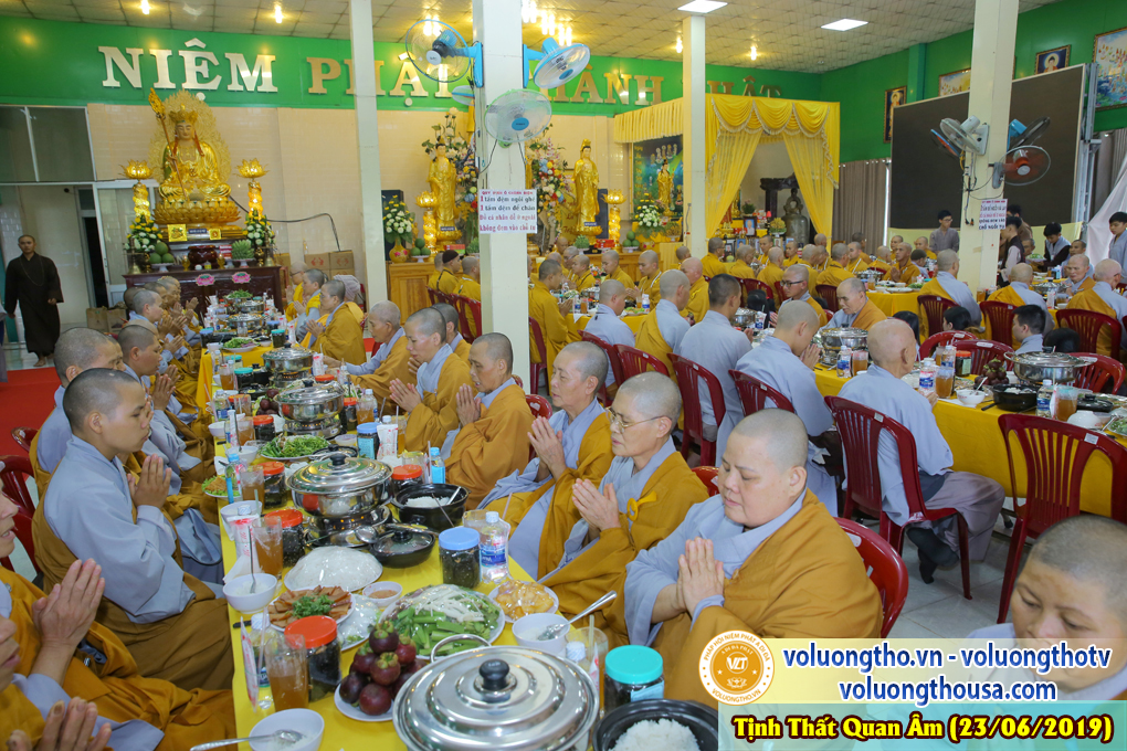 hinh-anh-cong-tu-chu-nhat-ngay-23-06-2019-chua-quan-the-am-duc-trong-lam-dong-30.jpg