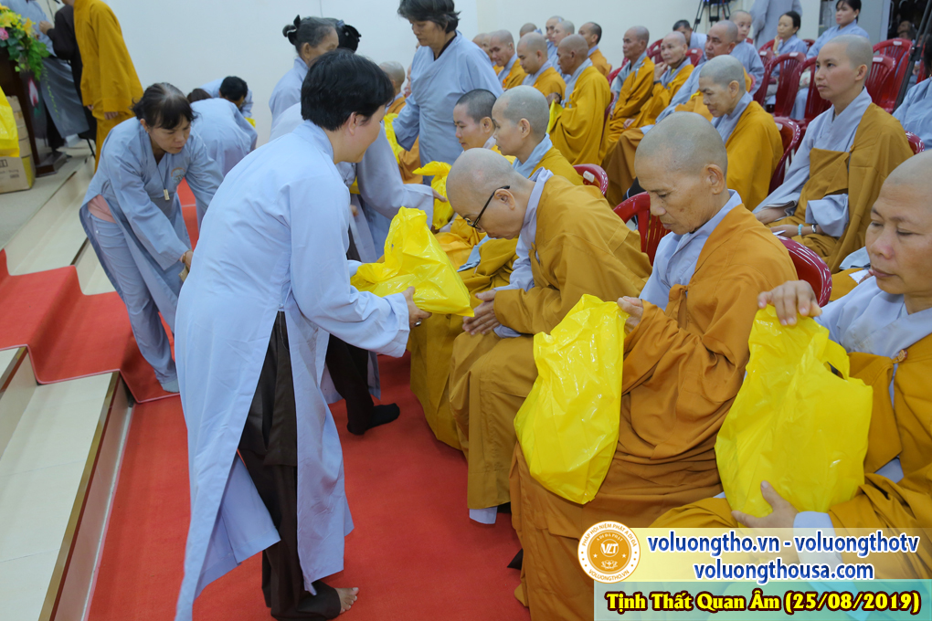 hinh-anh-cong-tu-chu-nhat-ngay-25-08-2019-chua-quan-the-am-duc-trong-lam-dong-35.jpg