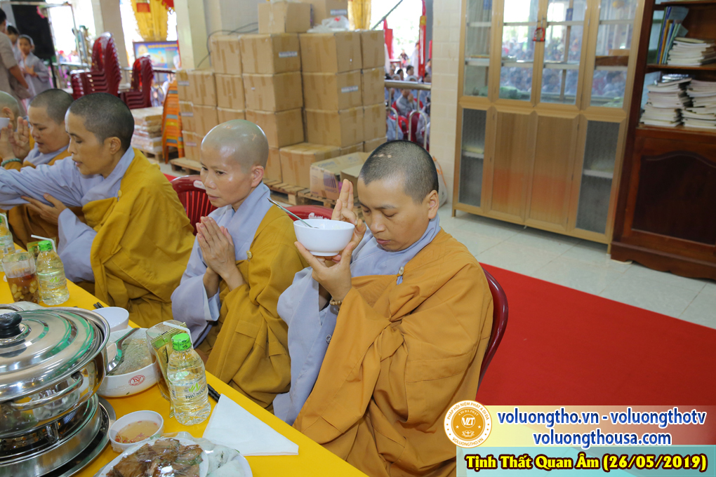 hinh-anh-cong-tu-chu-nhat-ngay-26-05-2019-chua-quan-the-am-duc-trong-lam-dong-18.jpg