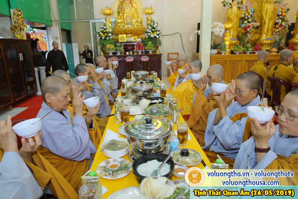 hinh-anh-cong-tu-chu-nhat-ngay-26-05-2019-chua-quan-the-am-duc-trong-lam-dong-19.jpg