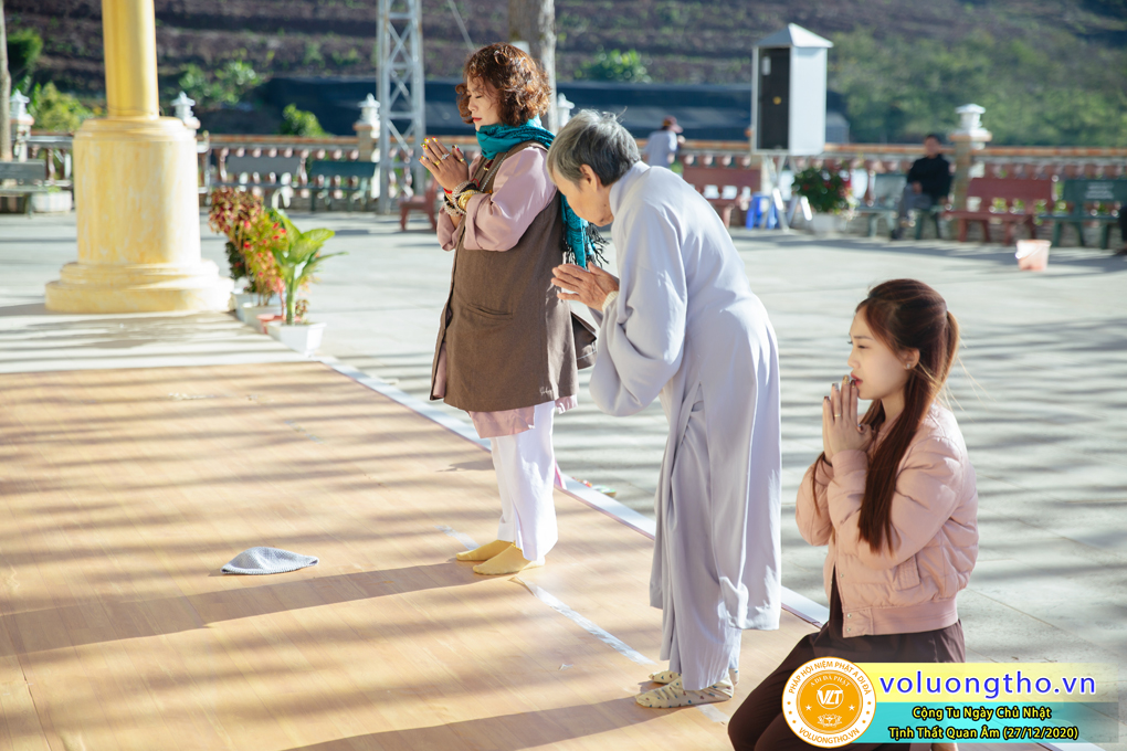 hinh-anh-cong-tu-chu-nhat-ngay-27-12-2020-chua-quan-the-am-duc-trong-lam-dong-12.jpg