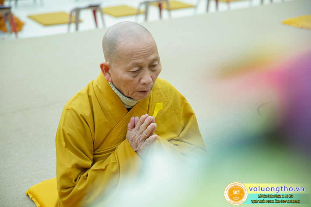 hinh-anh-cong-tu-le-via-duc-phat-a-di-da-ngay-30-12-2020-chua-quan-the-am-duc-trong-lam-dong-11.jpg