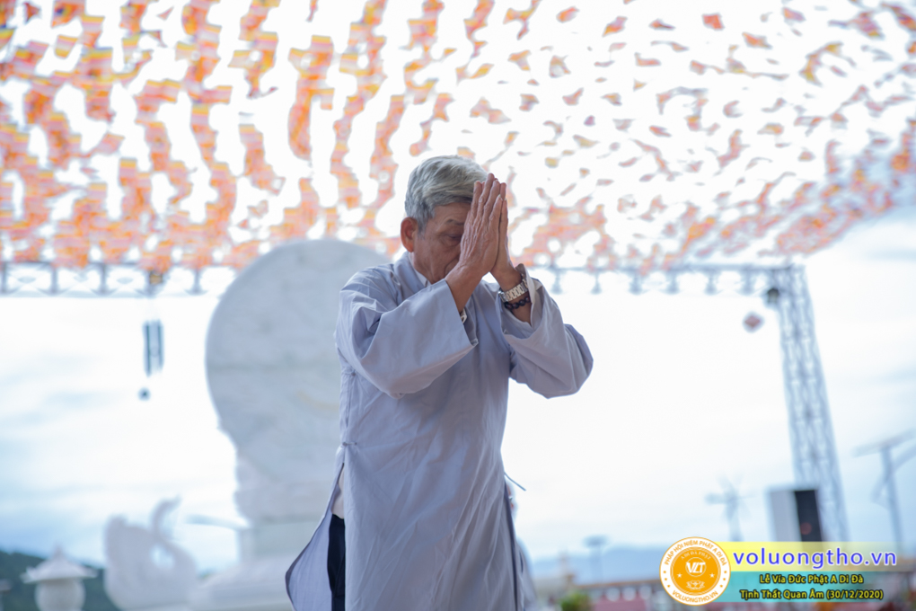 hinh-anh-cong-tu-le-via-duc-phat-a-di-da-ngay-30-12-2020-chua-quan-the-am-duc-trong-lam-dong-2.jpg