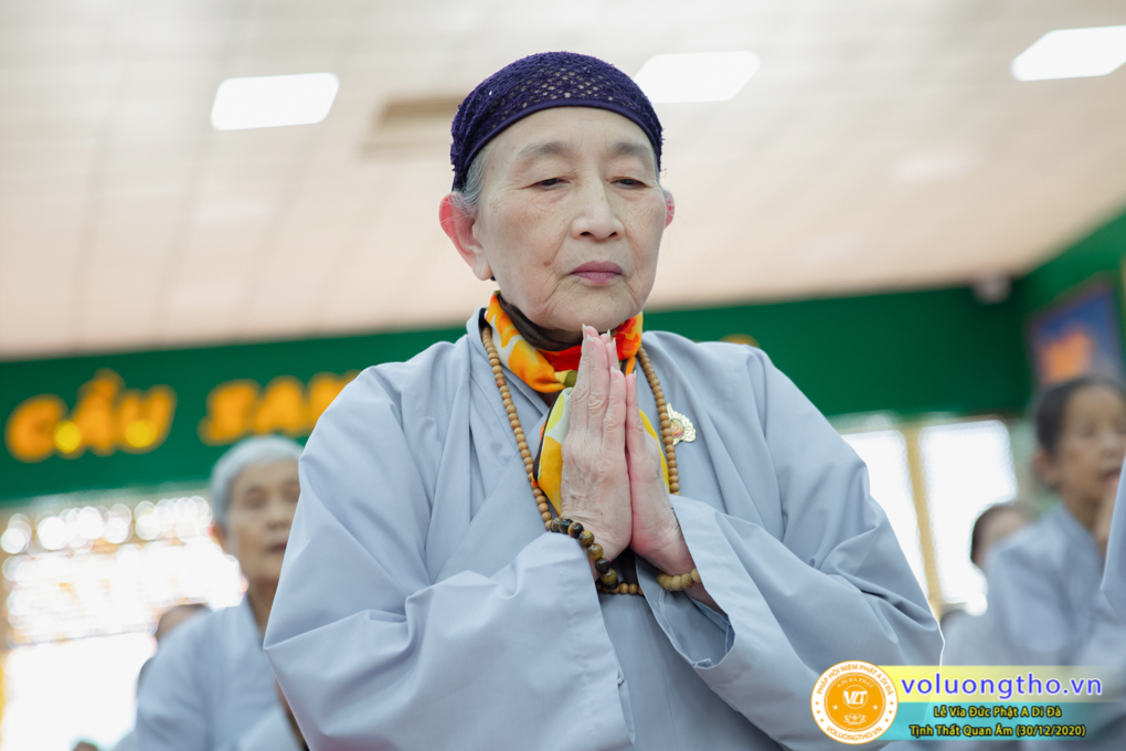 hinh-anh-cong-tu-le-via-duc-phat-a-di-da-ngay-30-12-2020-chua-quan-the-am-duc-trong-lam-dong-21.jpg