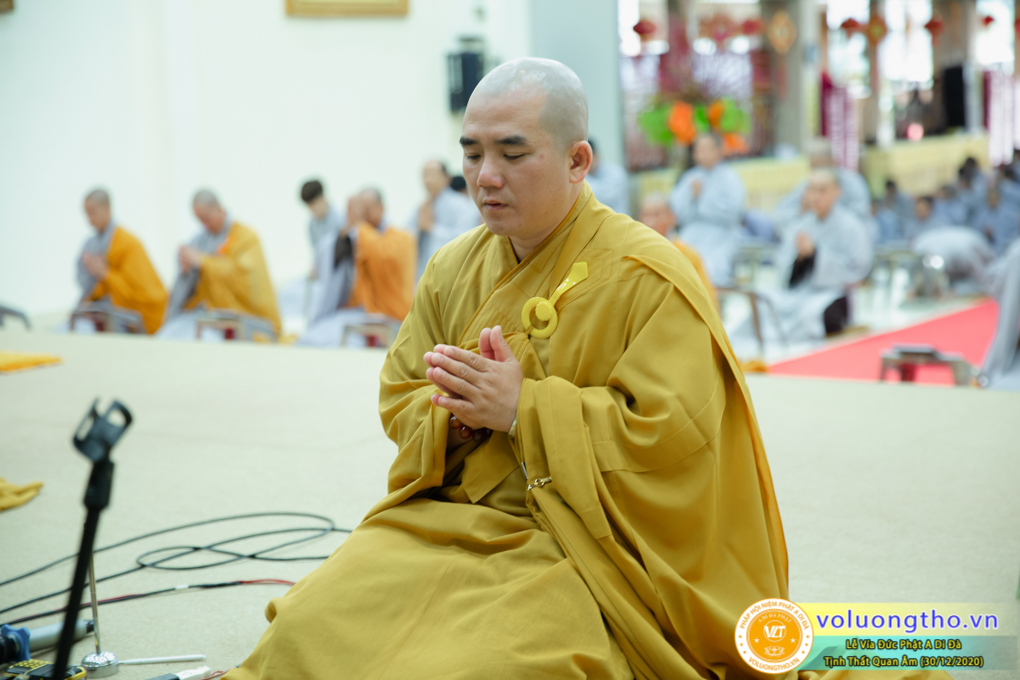 hinh-anh-cong-tu-le-via-duc-phat-a-di-da-ngay-30-12-2020-chua-quan-the-am-duc-trong-lam-dong-22.jpg