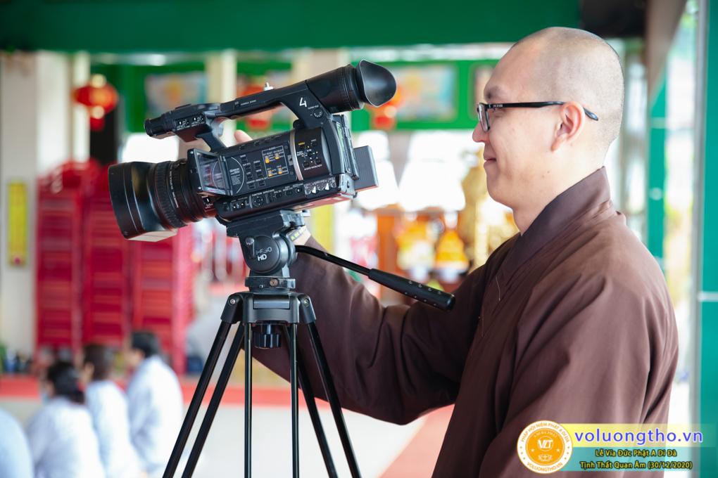 hinh-anh-cong-tu-le-via-duc-phat-a-di-da-ngay-30-12-2020-chua-quan-the-am-duc-trong-lam-dong-27.jpg