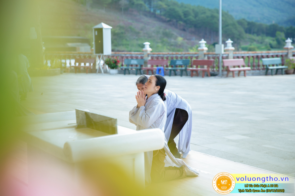 hinh-anh-cong-tu-le-via-duc-phat-a-di-da-ngay-30-12-2020-chua-quan-the-am-duc-trong-lam-dong-3.jpg