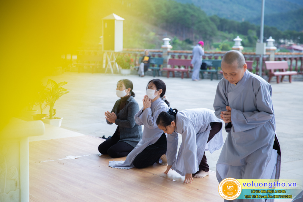 hinh-anh-cong-tu-le-via-duc-phat-a-di-da-ngay-30-12-2020-chua-quan-the-am-duc-trong-lam-dong-30.jpg