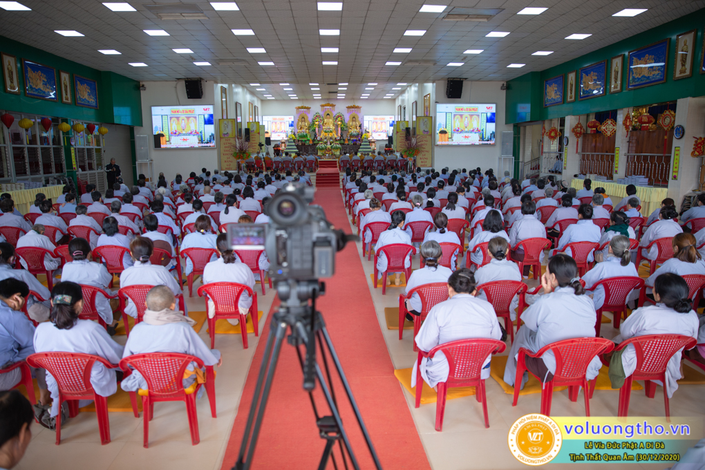 hinh-anh-cong-tu-le-via-duc-phat-a-di-da-ngay-30-12-2020-chua-quan-the-am-duc-trong-lam-dong-33.jpg