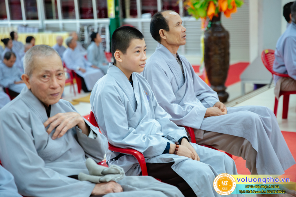 hinh-anh-cong-tu-le-via-duc-phat-a-di-da-ngay-30-12-2020-chua-quan-the-am-duc-trong-lam-dong-39.jpg