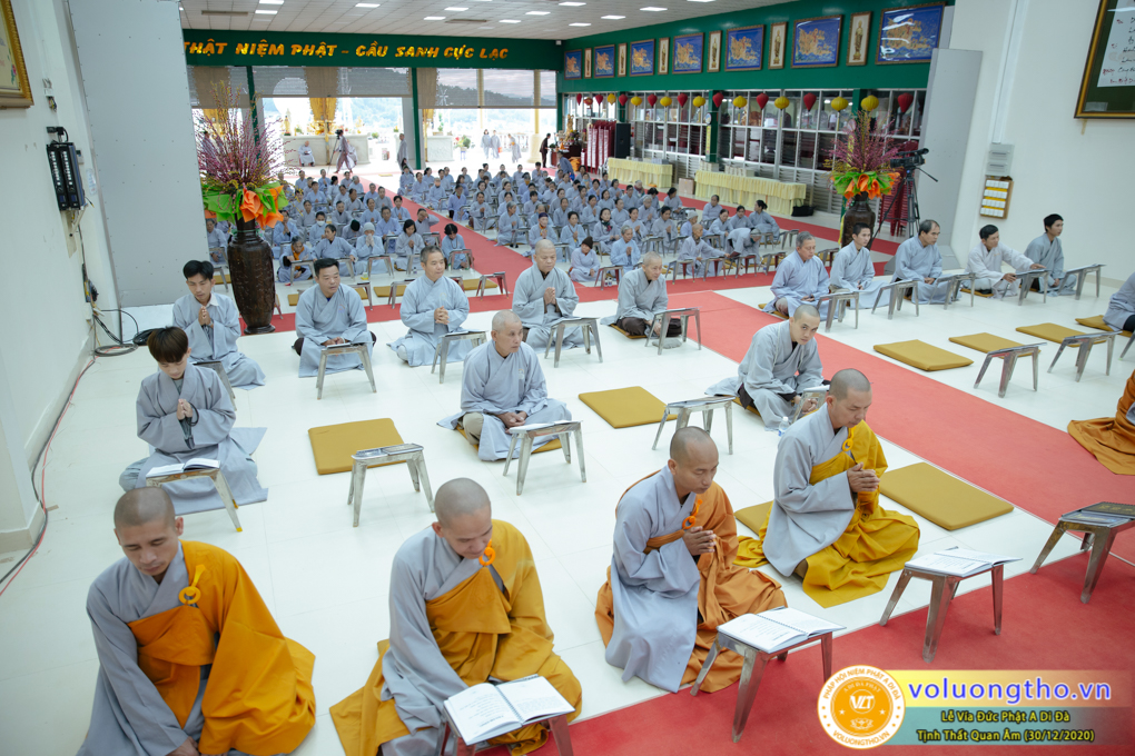 hinh-anh-cong-tu-le-via-duc-phat-a-di-da-ngay-30-12-2020-chua-quan-the-am-duc-trong-lam-dong-8.jpg